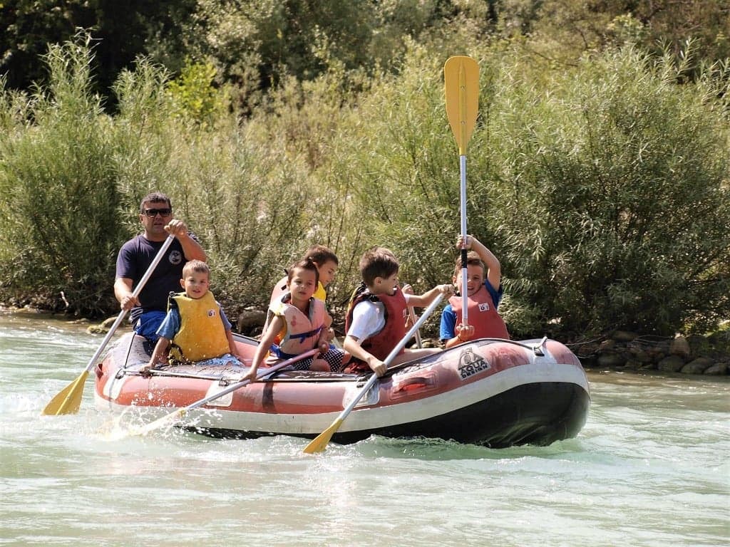 Παιδιά απολαμβάνουν δραστηριότητες ράφτινγκ στον ποταμό Αχέροντα
