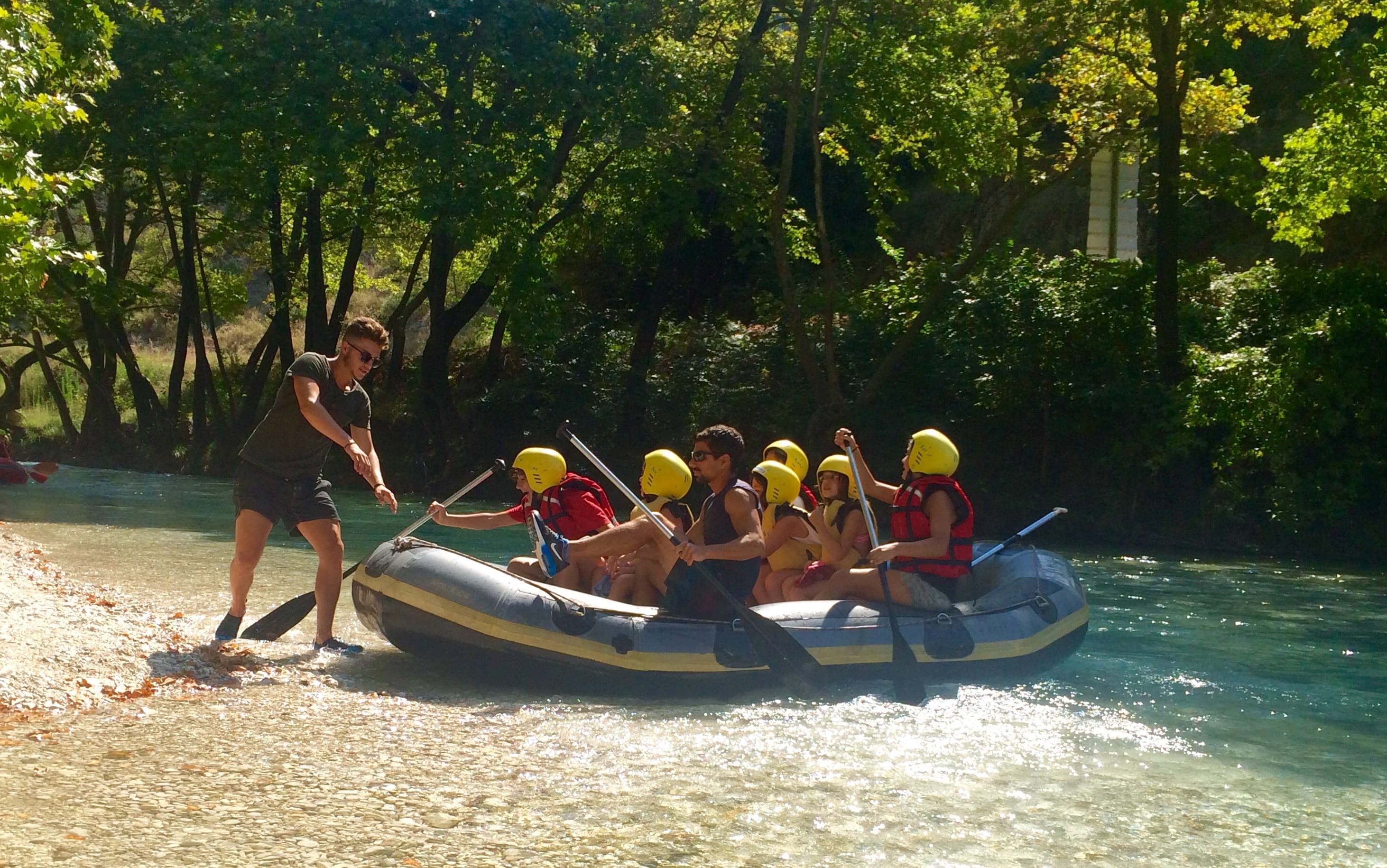 Μαθητές σε φουσκωτή βάρκα ράφτινγκ στον Αχέροντα