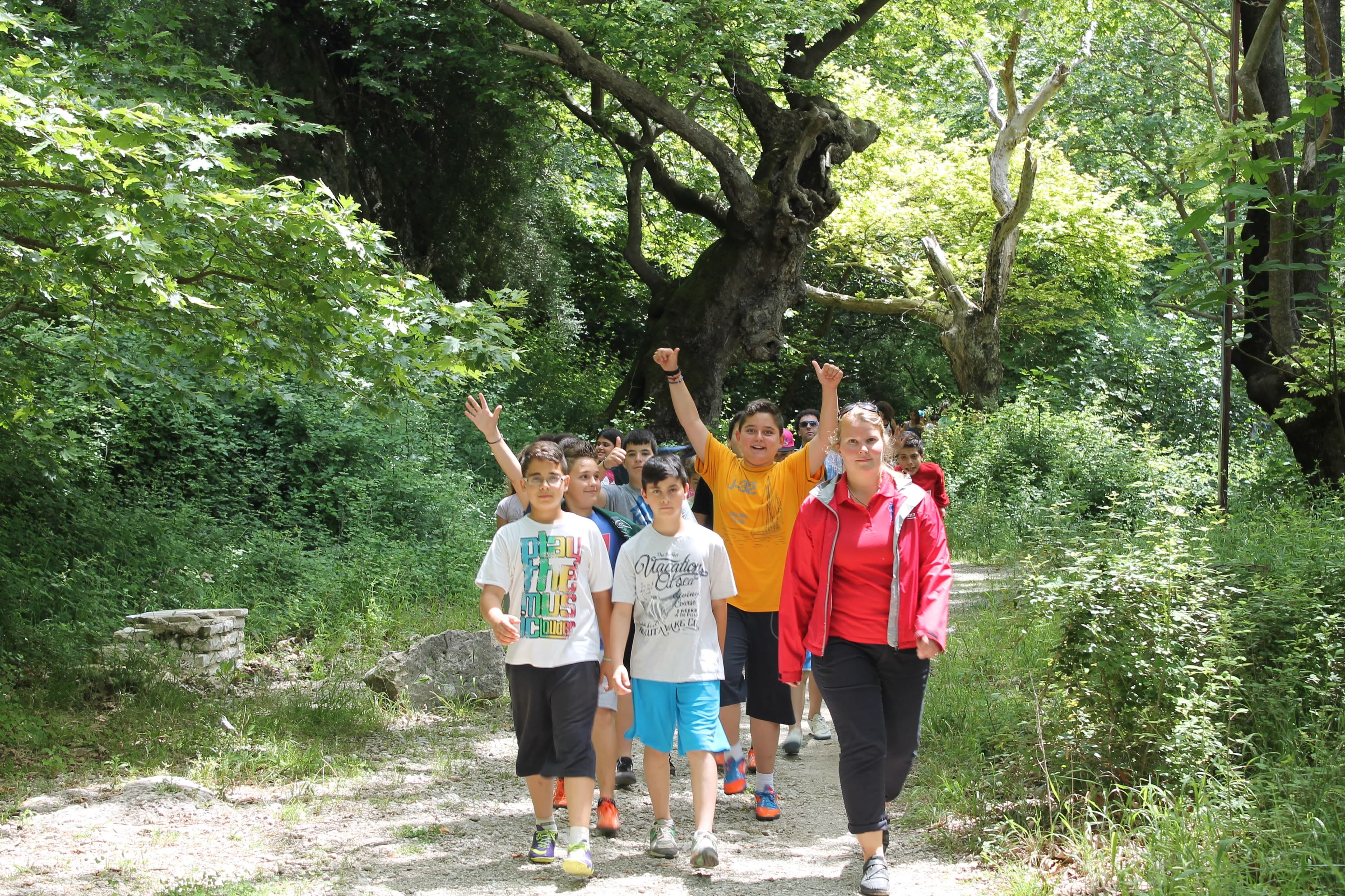 Ομάδα παιδιών περπατά σε φυσικό μονοπάτι δίπλα στο νερό
